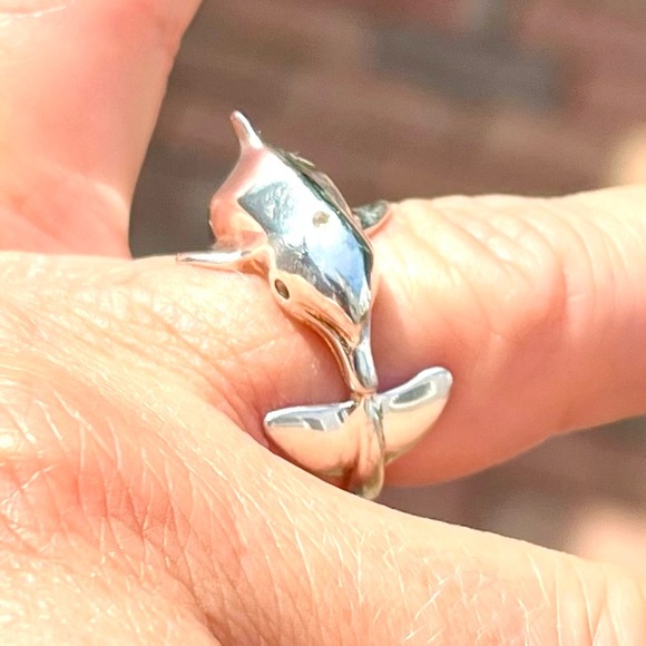 Sterling Silver Dolphin Ring. Approx size  7 1/4. In excellent condition. - Picture 4 of 6